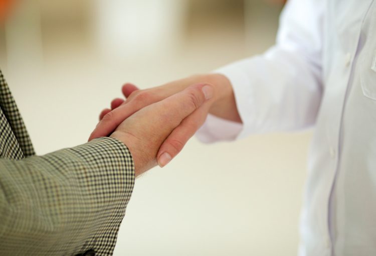 老年男性と医師の握手
