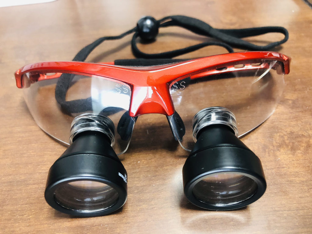 おくだ歯科院では全員がルーペ（拡大鏡）を使用し治療にあたります