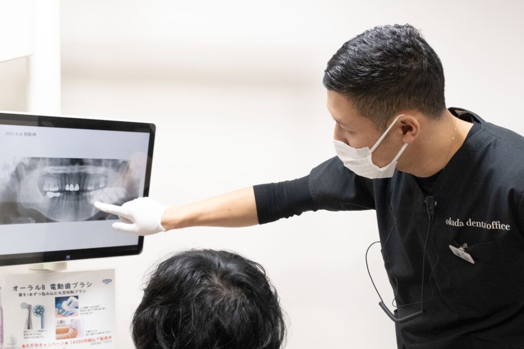 患者さまに説明する院長