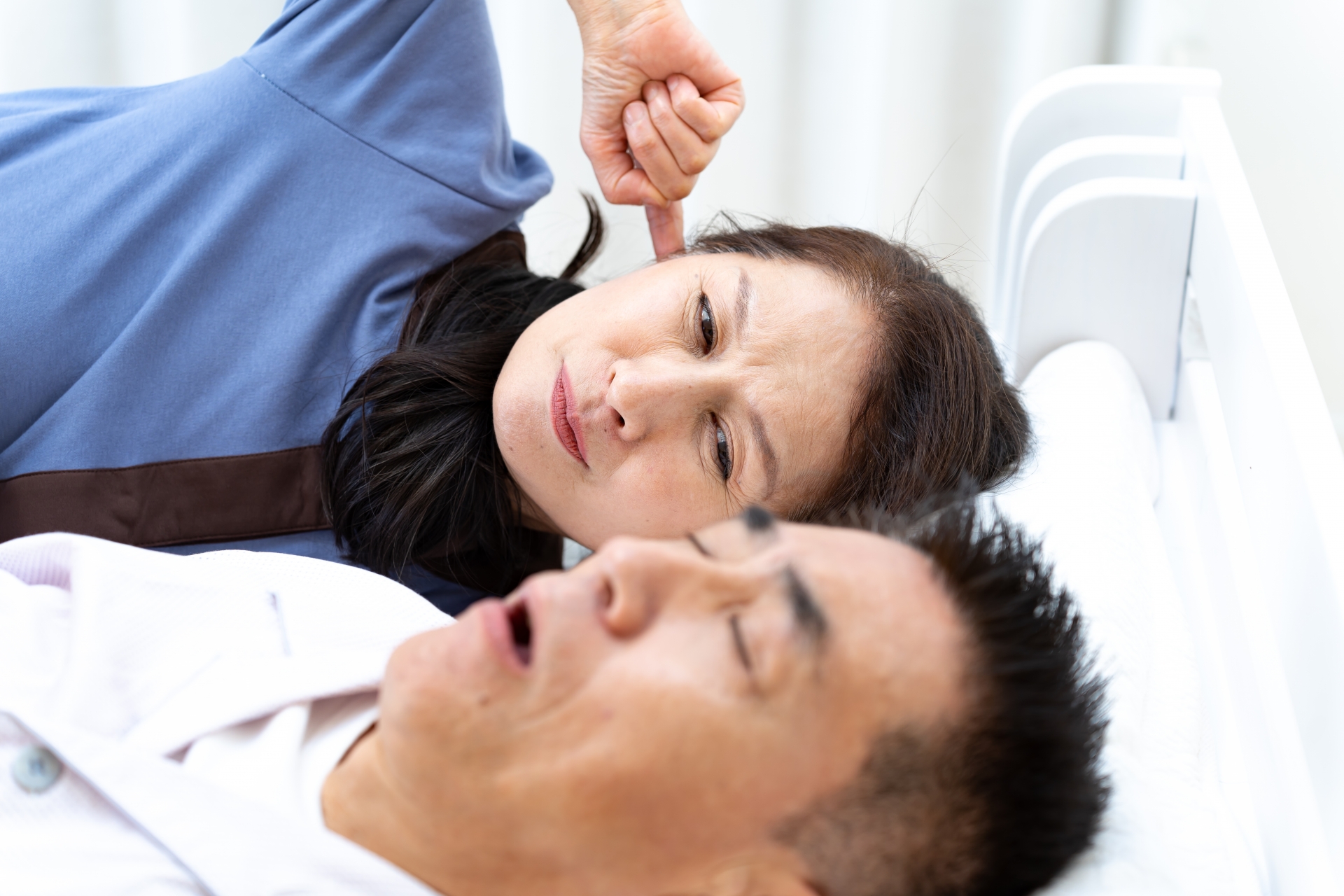 いびきで眠れない女性