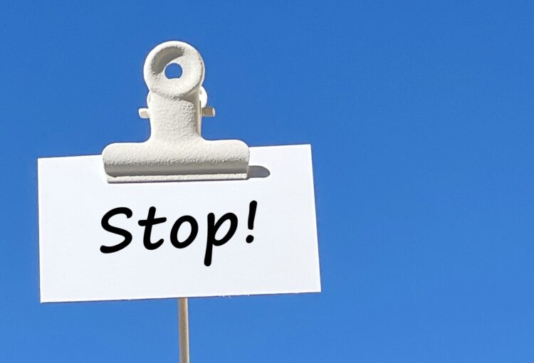 クリップスタンドとStop!文字の白い紙